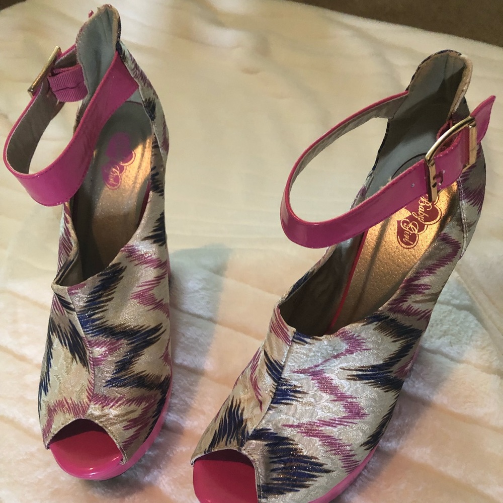 🔥2/$45. NWT. Wedge heels with pink strap